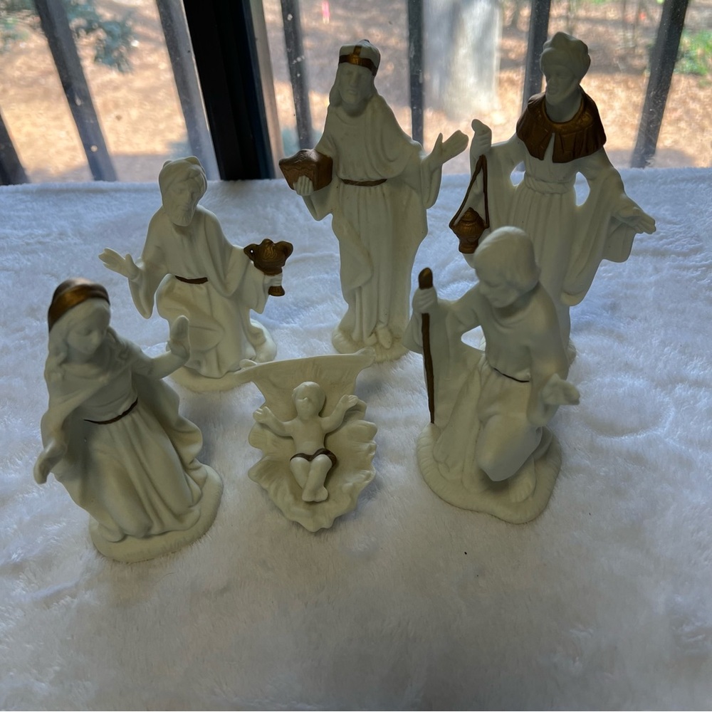 Vintage Nativity Figurine Set 6 Figurines Cream and Gold